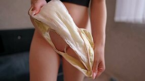 Cewek pipis di pembalut sambil berdiri dan basahin celana dalam di video rumahan