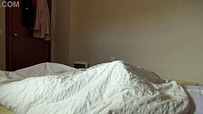 Hotel-Maid geschockt, als ich meinen großen schwarzen französischen Schwanz in ihrem Zimmer zeige