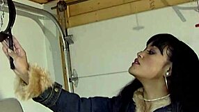 Milf indefensa eyacula con un dildo en su coño apretado y mojado