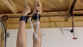 Milf indefensa eyacula con un dildo en su coño apretado y mojado