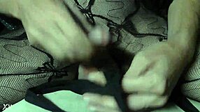 close up handjob leading to intense abspritzen – watch closely.