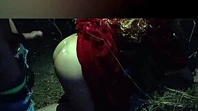 Chica perdida en el campo conoce a un desconocido en una aventura inesperada.