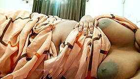 बांग्लादेशी मिल्फ ने ग्रुप शो में बड़े बूब्स दिखाए