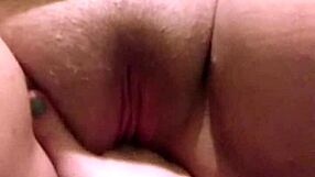 胖女同性恋呻吟被手指弄到高潮