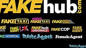 Alexine veľké prsia poskakujú pri intenzívnom verejnom hrdle na obrovskom vtákovi