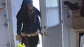 Milf indefensa eyacula con un dildo en su coño apretado y mojado