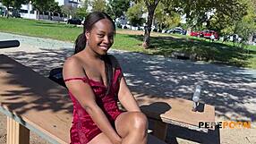 Mlada crna beba Paris želi duboko u pičku javno