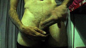 Zralý chlap si hladí velký chuj a hezky vyprskne.