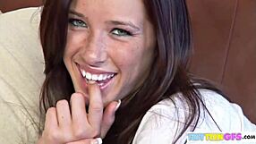 布鲁克丝凯在沙发上放松，揉弄指插她的紧穴自慰