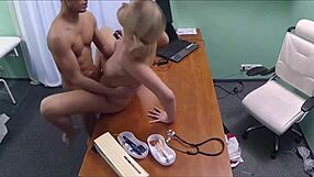 Cámara oculta graba a paciente curvilínea en el consultorio del doctor