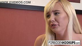 Tía tetona chupa y monta la polla gorda de su hermanastro duro