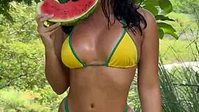 火辣老板抓到员工公共场合自慰，加入一起玩