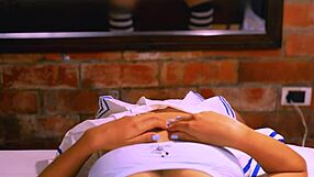 la mejor amiga y el infiel se cruzaron en la sala. pronto ardieron de deseo