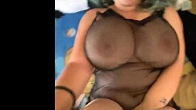 Il cazzo mattutino incontra le grosse tette latine che rimbalzano in una scopata bollente con la vicina