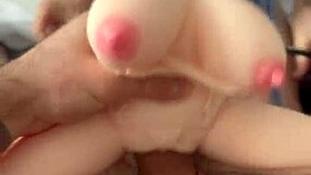 ตุ๊กตาเซ็กส์ตัวเล็กโดนควยใหญ่ยืดหีในห้องนอน