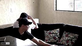 Meu amigo da faculdade estuda em casa com lingerie e tatuagens naturais