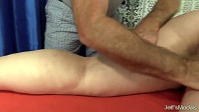 बूढ़ा मसाजर युवा मैक्सी की मोटी चूत को छेड़ता है?