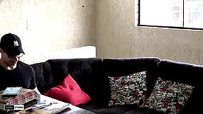 Meu amigo da faculdade estuda em casa com lingerie e tatuagens naturais