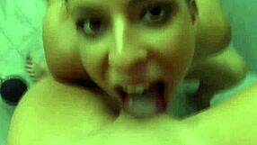 Gerçek lezbiyen videolar duşta ayna görünümüyle parmaklama gösteriyor