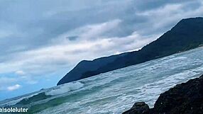 Fudendo Bem Gostoso a Loira na Prainha Branca com Paixão Latina Intensa