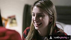 Konflikteret teen 18+ Kristen Scott slikker lille 18+ blond Kenna James