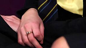 Одетые британские студентки отсасывают в лёгкой фемдом-сессии