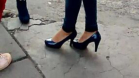 Hermosa princesa en zapatillas catches your eye