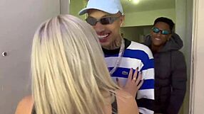 três amigos novinhos dividindo a rola grande de um negão 😏