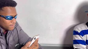 três amigos novinhos dividindo a rola grande de um negão 😏