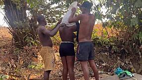 수줍은 시골 소녀랑 야외에서 거친 액션 해본 적 있어?