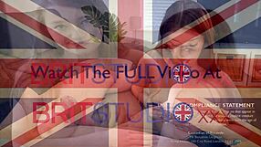 Britská 18-ročná v spodnom prádle dáva triedny orálny sex a prehltne každú kvapku