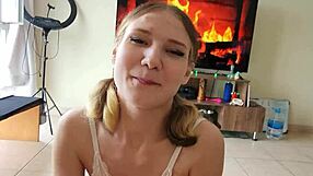 ¡Joder! Zorra petite y linda chupa una polla enorme duro y profundo por semen