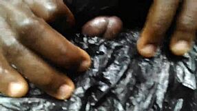 Juguete caliente entrega penetración doble húmeda en follada salvaje de máquina en jaula