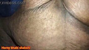 Bhabi Mostra Capezzoli e Fica Pelosa a Fratellastro per Creampie Selvaggio