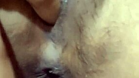 Indonéská holka dráždí prstovou hrou v těsné POV scéně