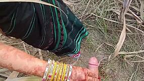 인도 데시 마을 소녀, 야외에서 공개적으로 소변 보며 실수로 다 보여줌