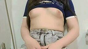 Voi helvetti! Nuori amatööri teini 18+ sormittaa itseään kylpyhuoneessa tiukasti