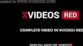 Αφρικανικού Ζευγαριού έντονο προκαταρκτικό με φιλιά και χάδια πριν άγρια δράση σε πλήρες βίντεο κόκκινο.