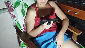 Korealainen tyttö tulee kuumaksi yöllä katsoessaan pornoa ja sormeltaa itseään