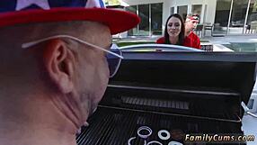 Basszus! Mostohaapa felébreszti a haver lányát vad családi dugásra július 4-én