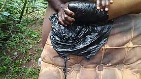 Het lekestokk leverer våt dobbelpenetrasjon i vill burmaskin-knulling