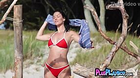 Joelina Poses Naked On Beach Exposing Body!