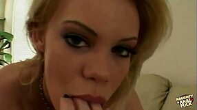 嘿，想看这个金发美女冲进狗狗式肛交吗？