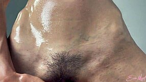 สาวน้ำมันเชี่ยวชาญรูดควยใหญ่จนน้ำเงี่ยนทาบนมในพีโอวี