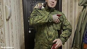 Руски войник чука самотна съпруга в тясна путка и задник