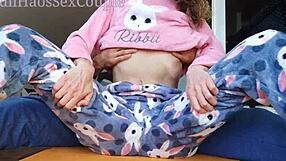 Herregud, jeg er så frekk som pirrer stefar med små asiatiske pupper og fitte... hjelp!