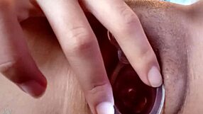 내 보지 이 딜도로 열어봐