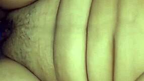 תפסתי שכנה לטינית מפותלת מאוננת והצטרפתי לכיף גולמי