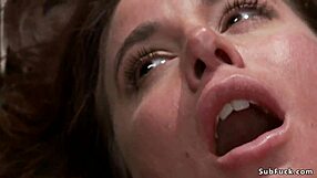 देखो इस बड़े बूब्स वाली बेब को झुकते हुए, टाइट बंधन में गांड पर छड़ी मारते हुए