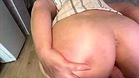 Stedmors sexede røv driver stedsøn vild til at hamre hende i anal.